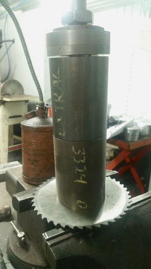 Fixture for saw splitting